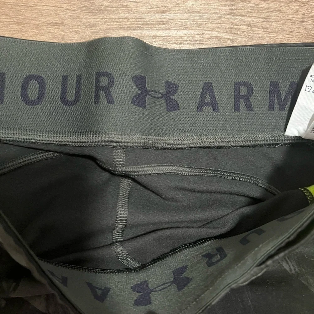 Under Armour Workout Leggings w/yellow Stripe